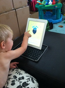 Kids reading with FarFaria