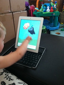 Kids reading with FarFaria