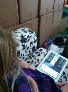 Kids reading with FarFaria